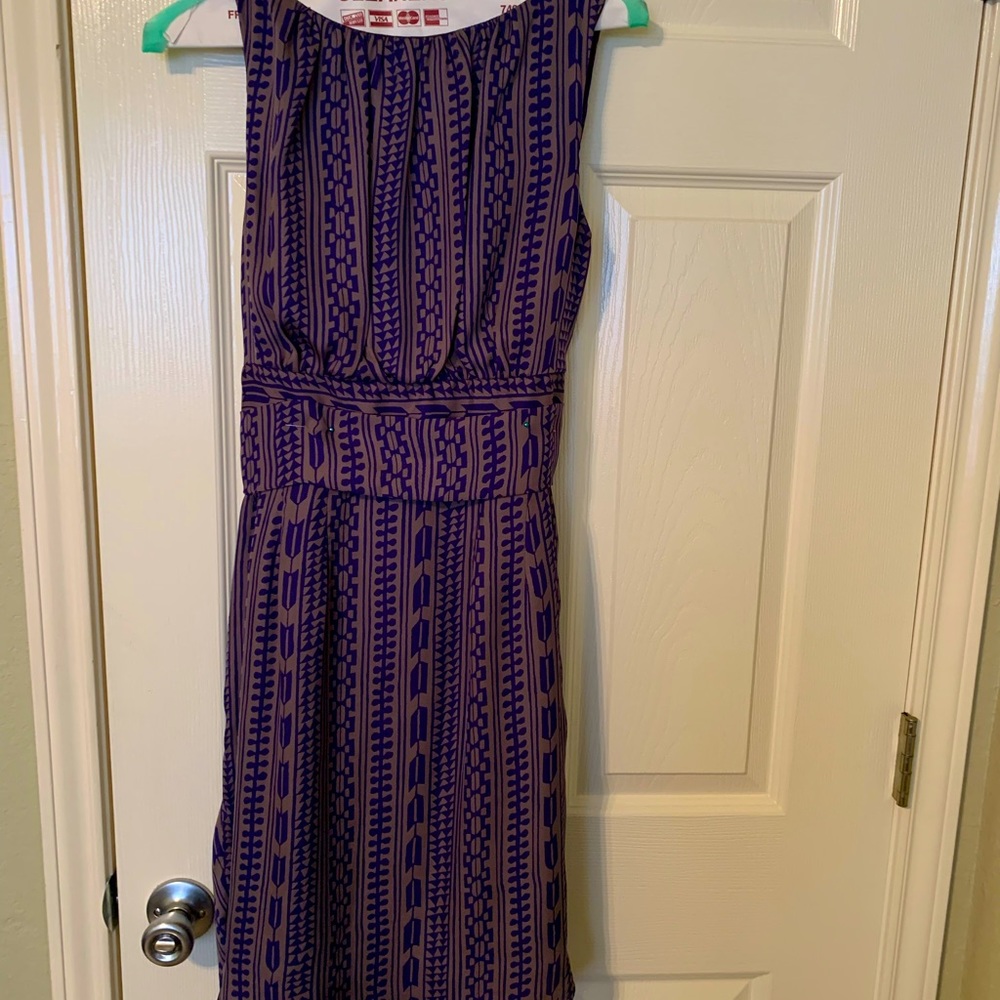 Eva Franco designer dress size 6 w/ flattering belt & waistline. Stunning color.